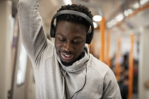 Hombre Feliz Montando Tren Subterráneo — Foto de Stock