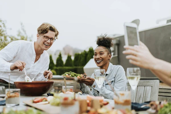 Diversos Amigos Recebendo Sua Foto Tirada Uma Festa — Fotografia de Stock