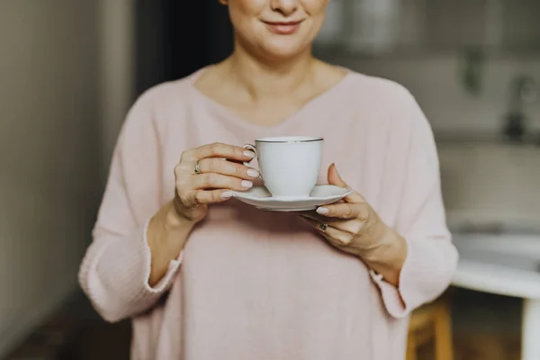Mulher Feliz Desfrutando Uma Xícara Quente Chá Para Café Manhã — Fotografia de Stock