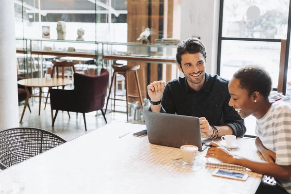 Kollegen Diskutieren Laptop Über Ihre Arbeit — Stockfoto