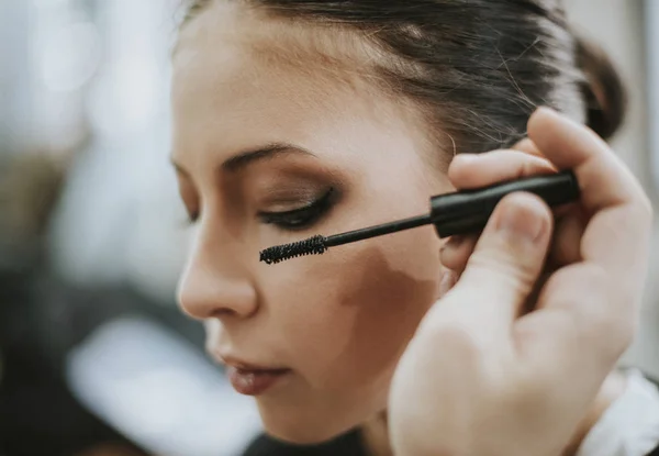 Makeup Artist Tillämpa Mascara Modellen — Stockfoto