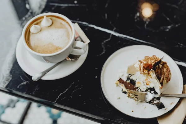 Secangkir Coklat Dan Sepotong Kue Meringue — Stok Foto