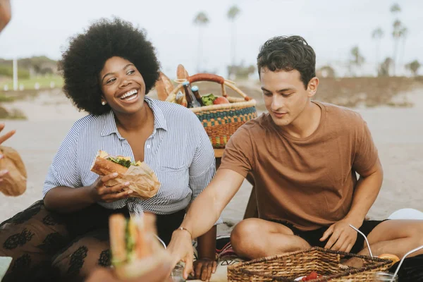 Amigos Haciendo Picnic Playa Verano —  Fotos de Stock