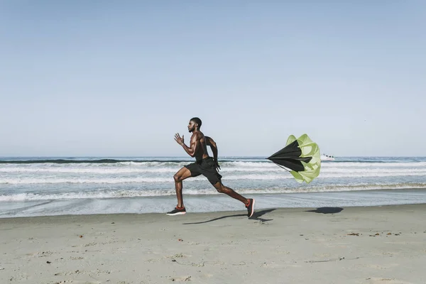 Apto Homem Com Paraquedas Correndo Praia — Fotografia de Stock