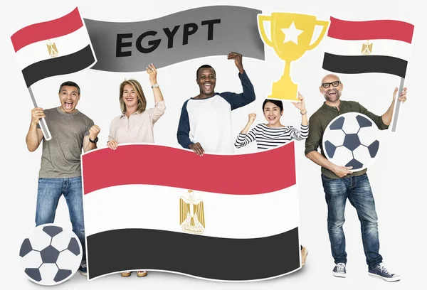 Rozmanité Fotbaloví Fanoušci Drží Egyptská Vlajka — Stock fotografie