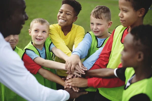 Junior Voetbalclub Handen Voor Een Wedstrijd Stapelen — Stockfoto