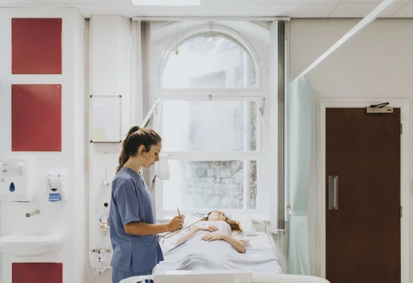 Sjuksköterska Uppmärksammar Patienter Medicinsk Information — Stockfoto