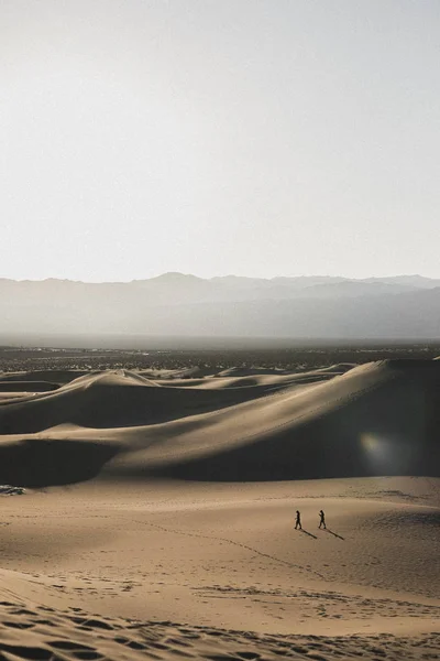 Couple Marchant Dans Vallée Mort Californie États Unis — Photo