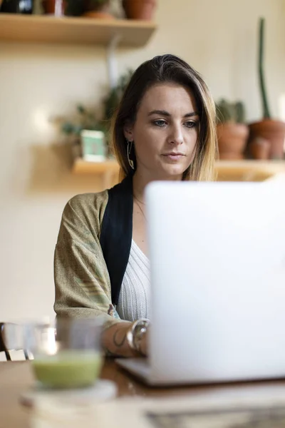 Evde Dizüstü Bilgisayarıyla Çalışan Rahat Bir Kadın — Stok fotoğraf