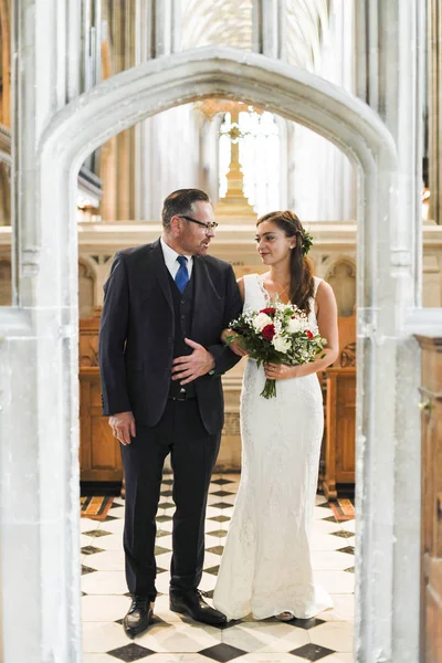 Pai Levar Filha Altar — Fotografia de Stock