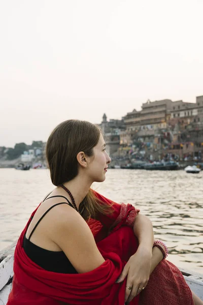 Femme Occidentale Sur Bateau Explorant Gange — Photo