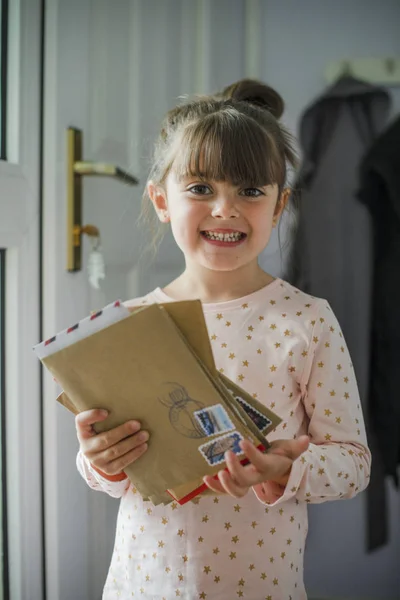 Meisje Oppakken Van Mail — Stockfoto