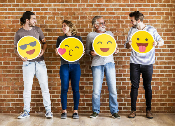 Счастливые люди с положительными эмоциями
