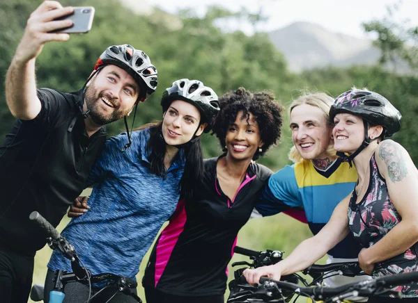 Grupo Ciclistas Tirando Uma Selfie Natureza — Fotografia de Stock