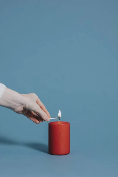 Жінка Запалює Червону Свічку — стокове фото