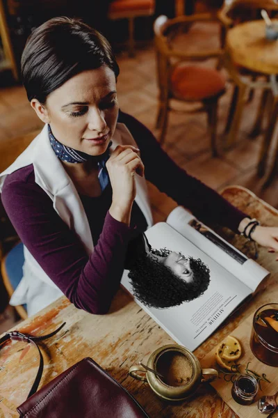 Donna Rilassata Godendo Una Rivista Caffè — Foto Stock