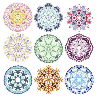 Beyaz arkaplanda renkli mandala desenleri ayarlandı