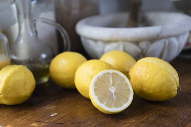 Bir tablo üzerinde taze sarı limon