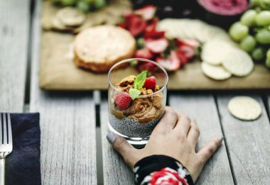 Bir vegan chia puding olan kadın