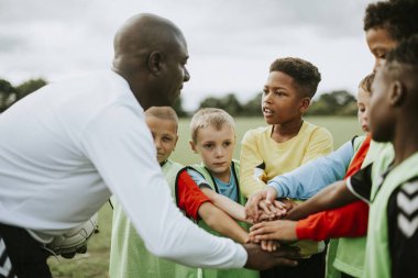 Bir maçtan önce eller istifleme genç futbol takımı