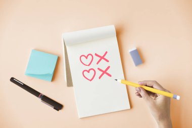 El kalpleri ve öpücük not etmek üstünde çizimi