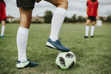 Sahada oynayan genç futbol takımı