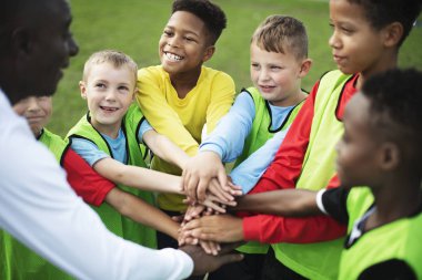 Bir maçtan önce eller istifleme genç futbol takımı