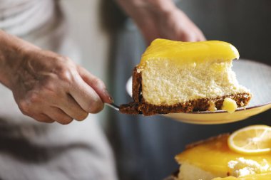 Ev yapımı limonlu cheesecake yemek fotoğraf tarifi fikir