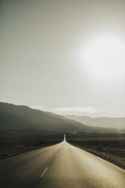 California, ABD Ölüm vadisinde geçerken yol görünümünü