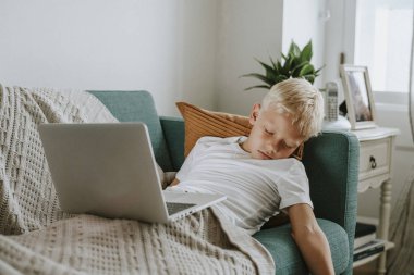 Genç oğlan uyuyan ile onun laptop üzerinde onun karın