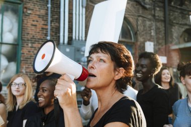 Bir protesto bir megafon ile Feminist