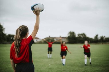 Bayan rugby oyuncusu topu atmaya hazır