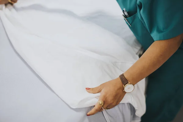 Sjuksköterska Att Göra Sängen Ett Sjukhus — Stockfoto