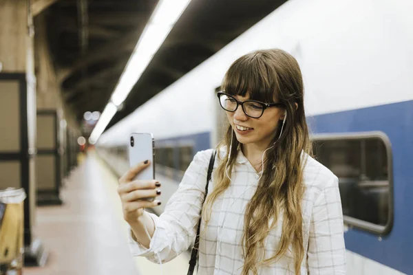 Fröhliche Frau Bei Einem Videoanruf Auf Einem Bahnsteig — Stockfoto