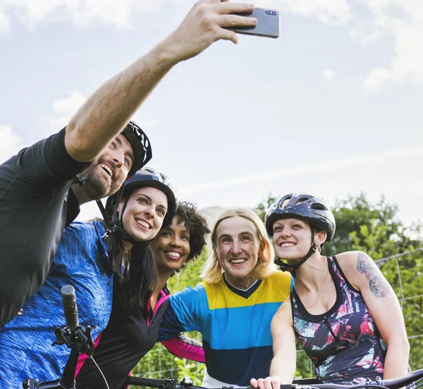 Grupo Ciclistas Tirando Uma Selfie Natureza — Fotografia de Stock