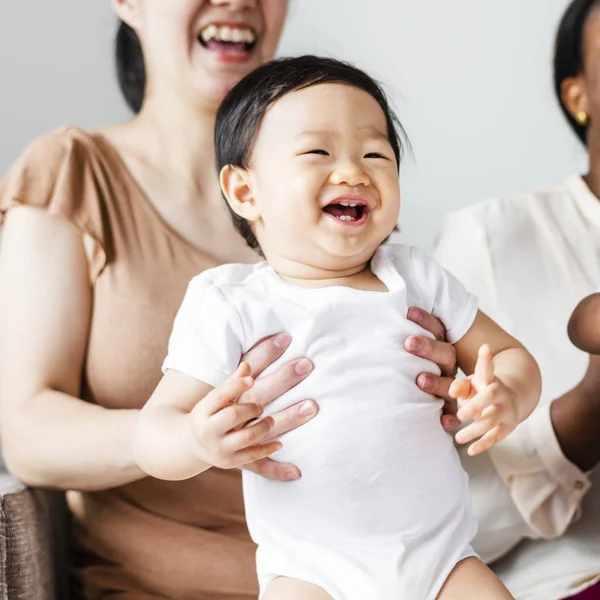 Vrolijke Baby Wordt Gesteund Door Haar Moeder — Stockfoto