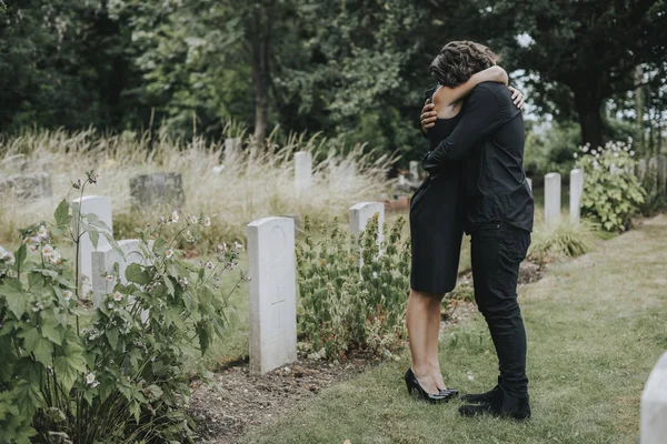 Marito Cercando Confortare Moglie Cimitero — Foto Stock