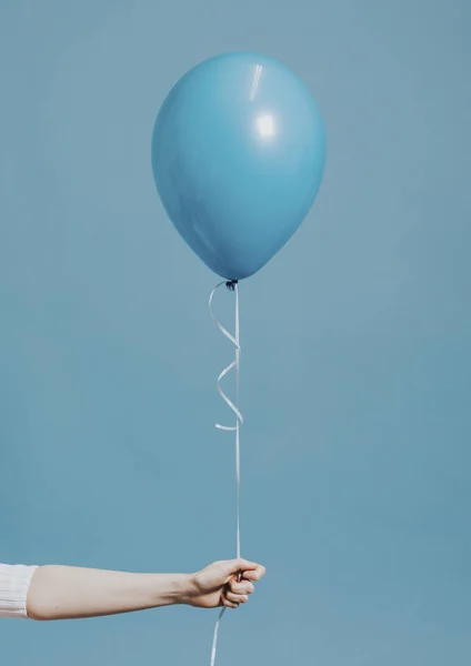 Menina Segurando Balão Azul Pastel — Fotografia de Stock