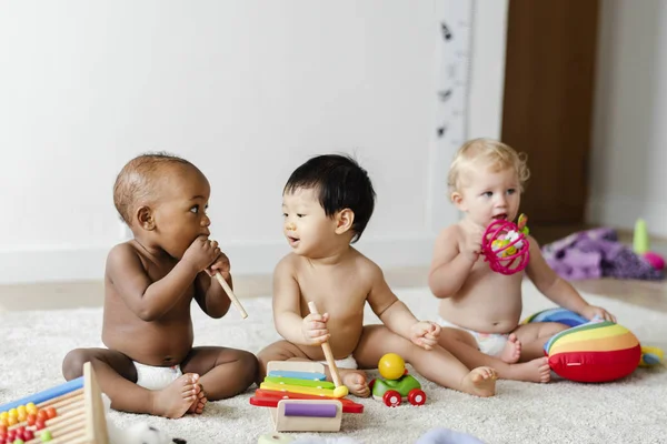 Bebés Jugando Juntos Una Sala Juegos — Foto de Stock