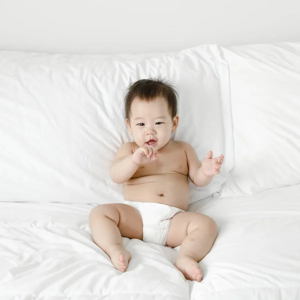 Schattige Aziatische Baby Een Bed — Stockfoto