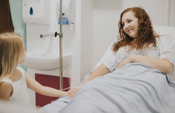 Menina Visitando Sua Mãe Hospital — Fotografia de Stock