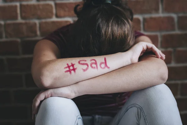 Mädchen Mit Hashtag Traurig Auf Dem Arm — Stockfoto