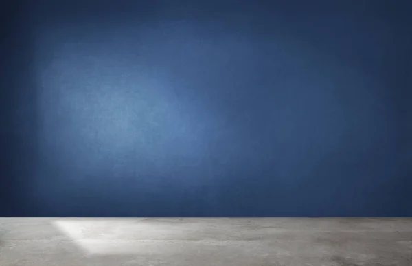 Parede Azul Escura Uma Sala Vazia Com Piso Concreto — Fotografia de Stock