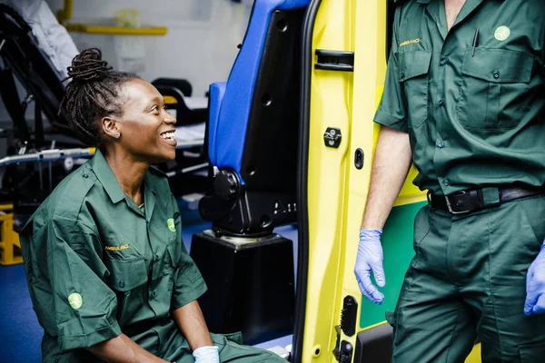 Sağlık Görevlileri Ambulans Ile Takım — Stok fotoğraf
