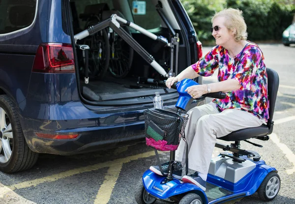 Senior Kvinna Elektrisk Rullstol — Stockfoto