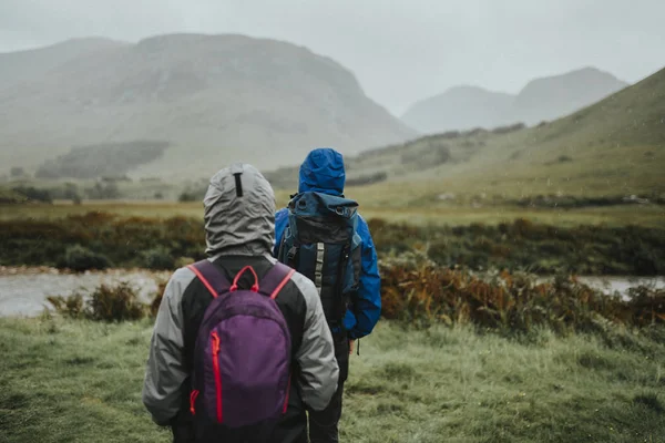 Couple Trekking Rain Highlands — Stock Photo, Image