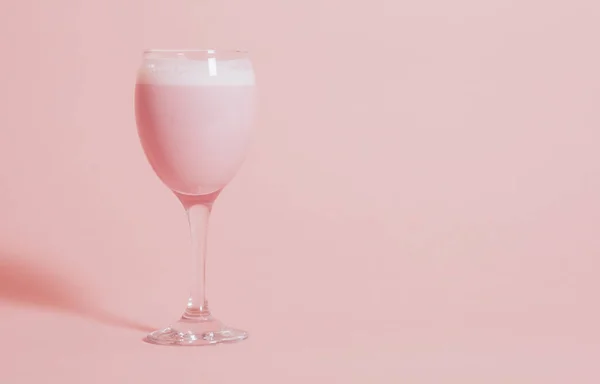 Schattig Roze Fancy Drankje Een Wijnglas — Stockfoto