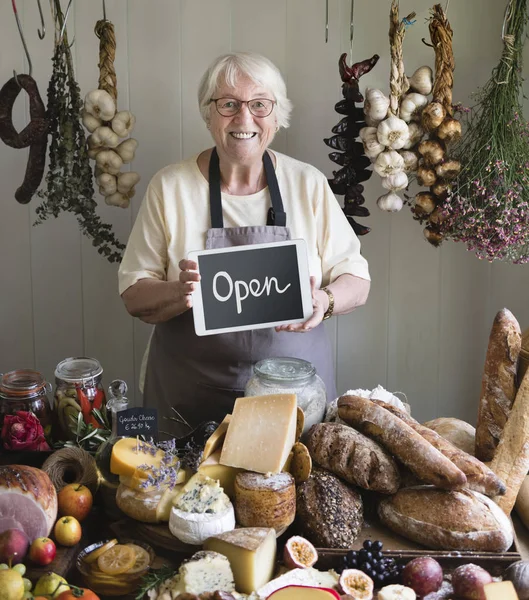 Mujer Mayor Mostrando Signo Abierto Una Tienda Delicatessen —  Fotos de Stock