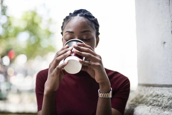 Mujer Bebiendo Café Una Taza Papel — Foto de Stock