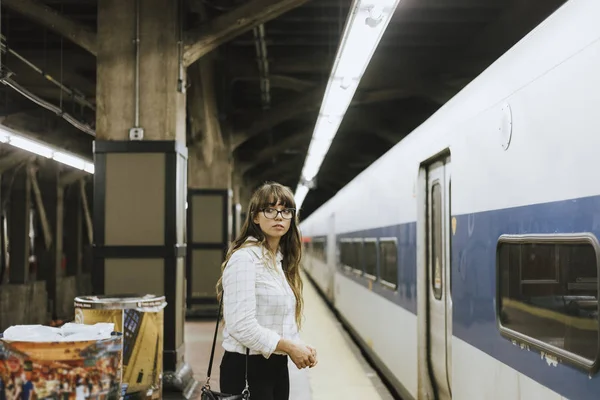 Mulher Atenciosa Esperando Por Trem Uma Plataforma Metrô — Fotografia de Stock